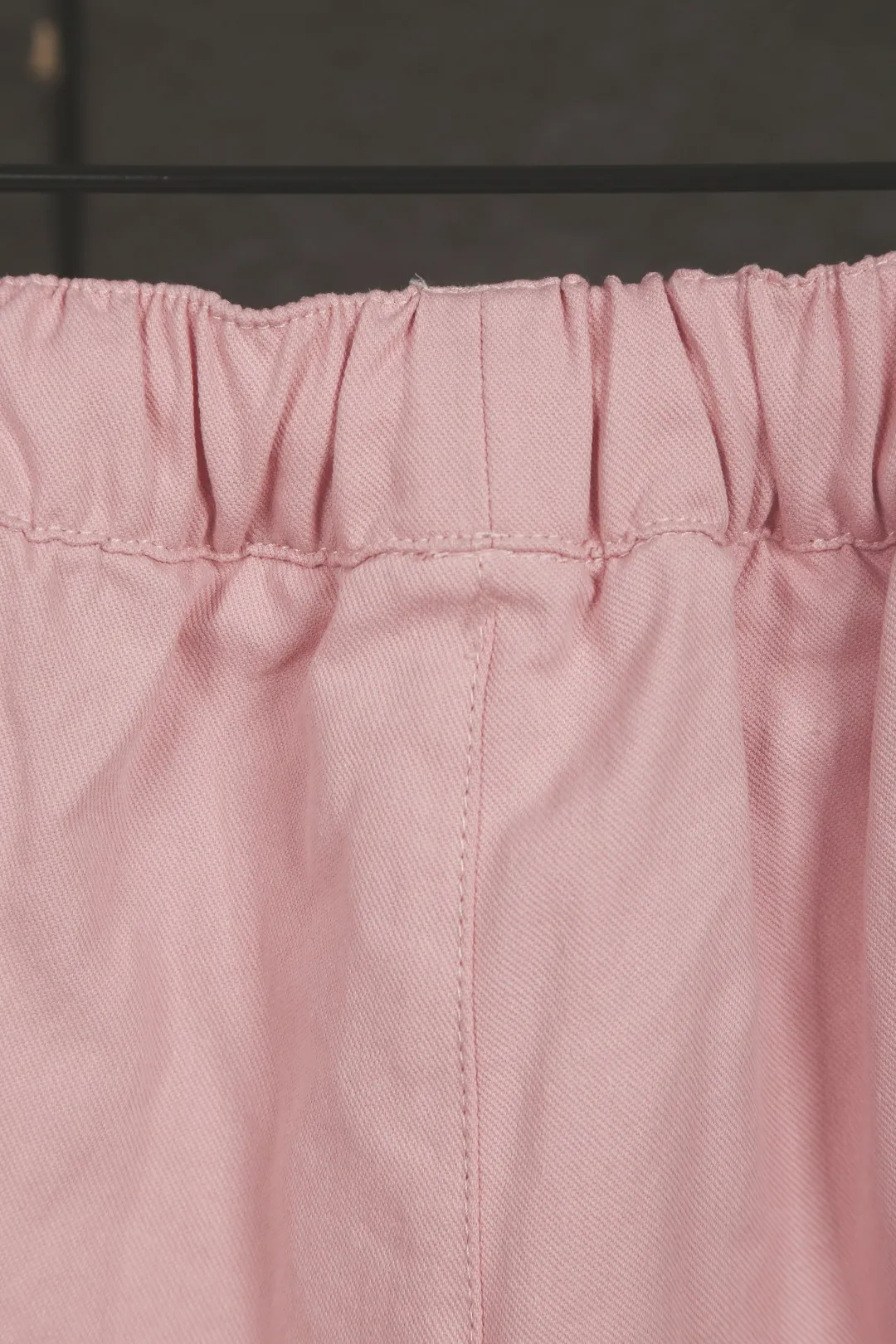 P146 Actual photo [Hot in summer] Style number: 25051# Color: Black/Navy/Khaki/Beige/Matte Pink Size: S to 100% restoration of workmanship, fake placket design with front waves, double stitched lines covering the independent waistband, 0.6 thread pressure for the whole garment ✅ - RL/women's classic drawstring cotton shorts, super long and wide-leg style, the upper body does not stick to the legs, breathable and cool, drawstring elastic waist, easy to wear and match, all shirts and short-sleeved suits are good-looking. If you like the lazy style, you must buy the refreshing commuting OOTD, practical and full, a must-have item for the summer wardrobe, clean and refreshing